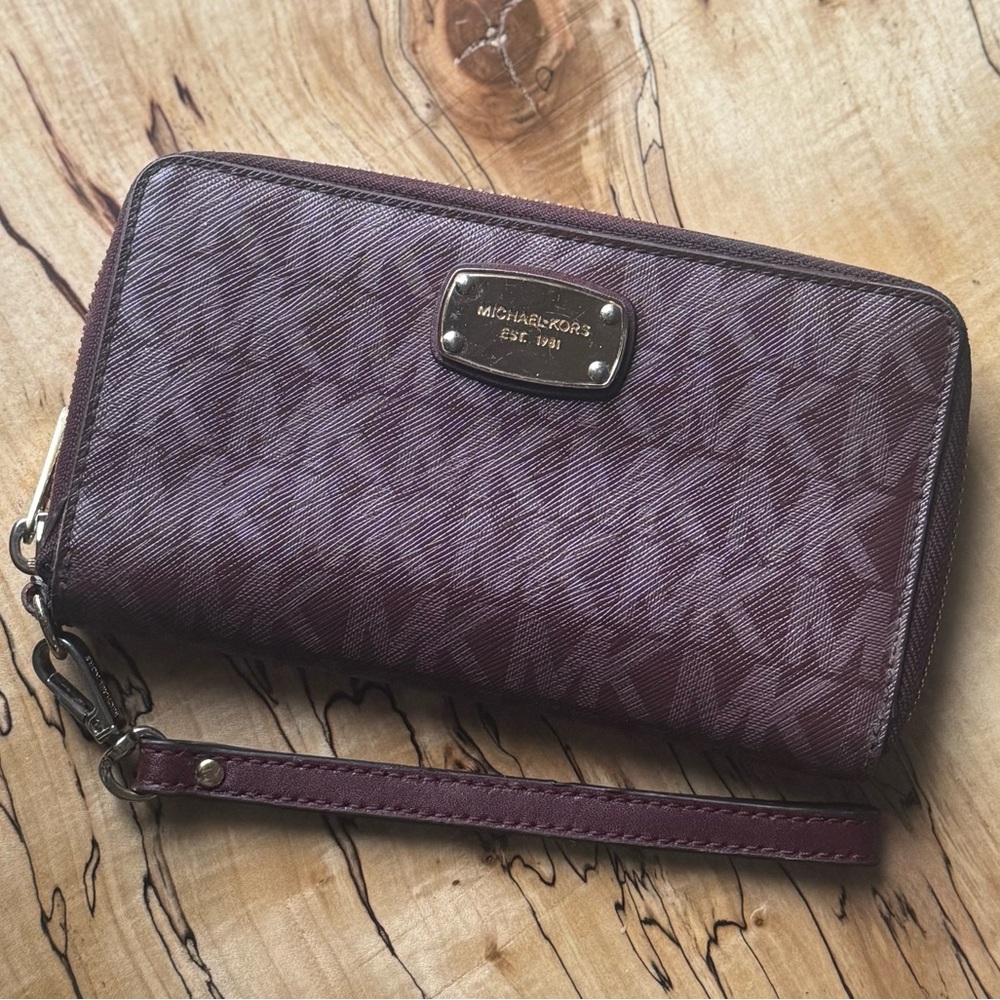 โก๏ธSALE! Michael Kors Monogram Zip Around Wristlet